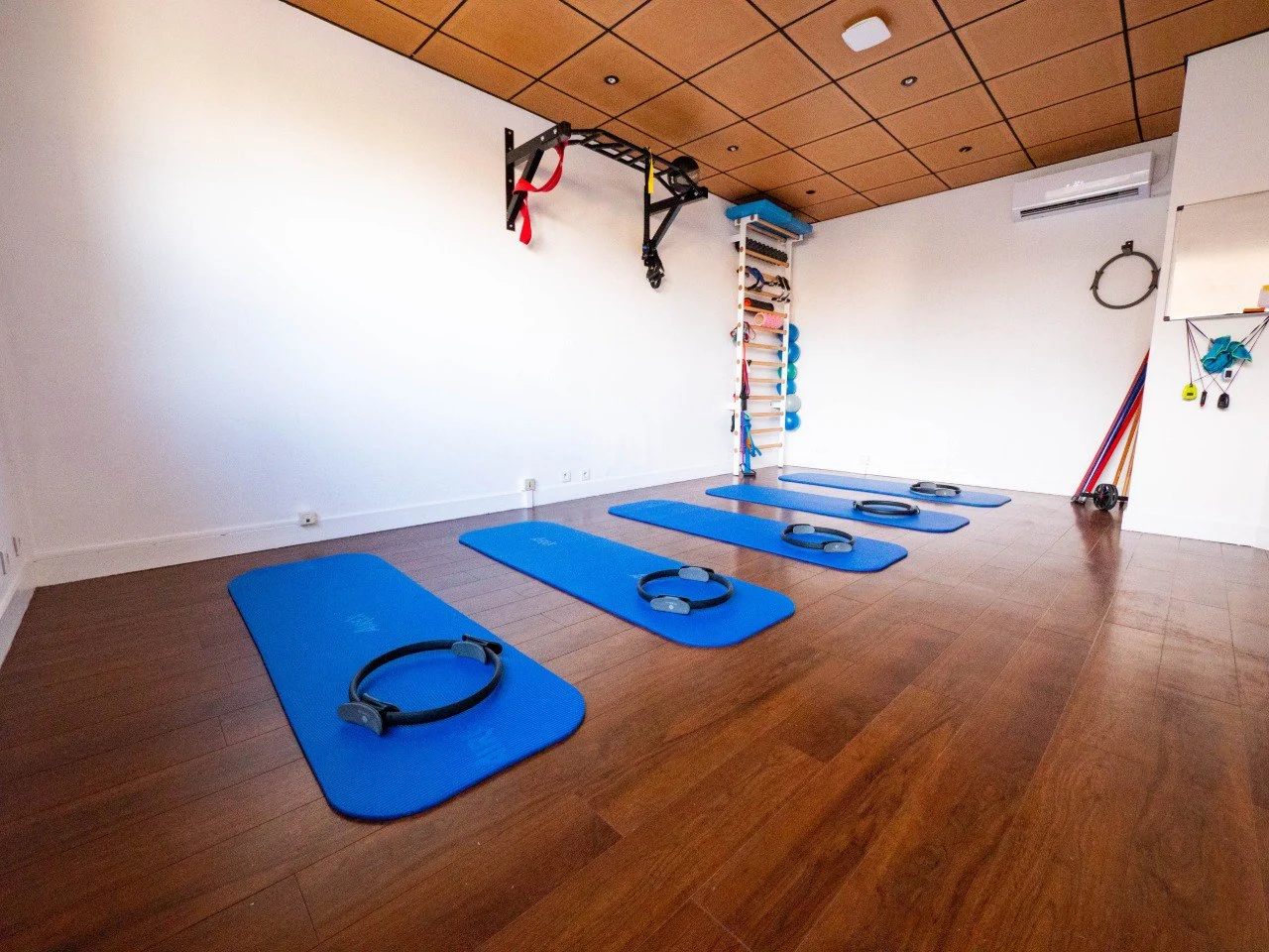 Salle de rééducation avec tapis et équipements de kinésithérapie